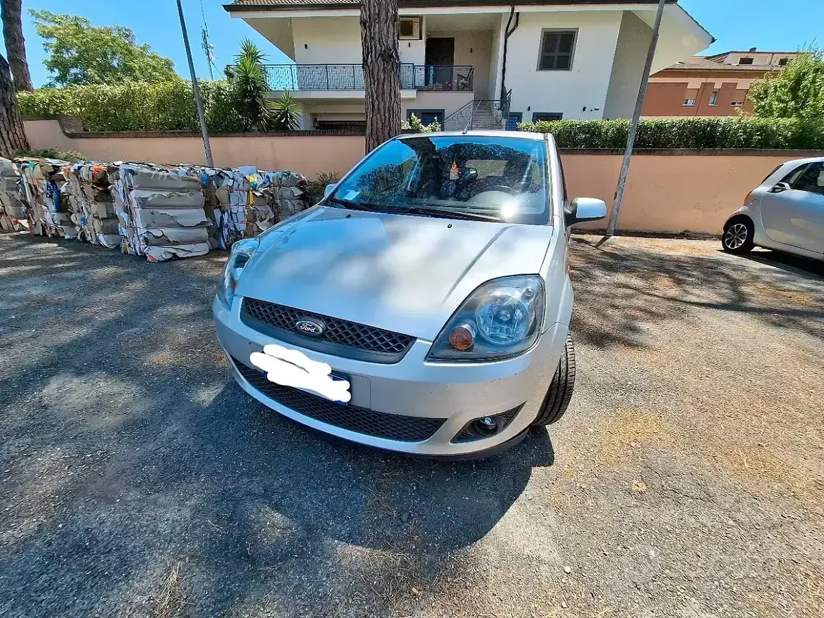 Usata Ford Fiesta 75 CV (55 kW) 2006 Grigio Utilitaria