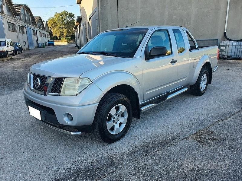 Usata Nissan Navara 174 CV (127 kW) 2005 Grigio Pick-up