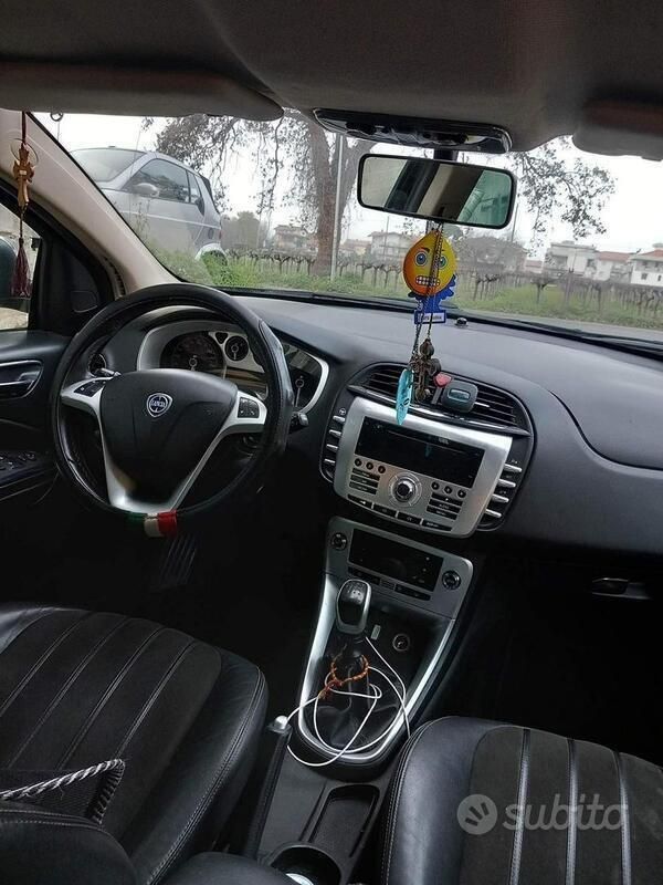 Usata Lancia Delta 120 CV (88 kW) 2012 Nero Utilitaria