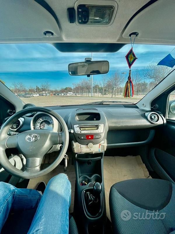 Usata Toyota Aygo 68 CV (50 kW) 2005 Grigio Utilitaria