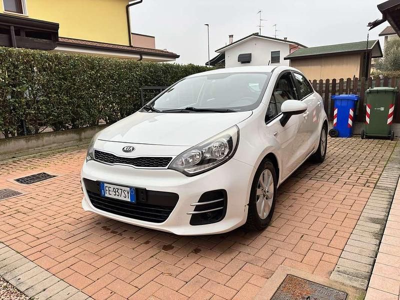 Usata Kia Rio Active 83 CV (61 kW) 2016 Bianco Utilitaria