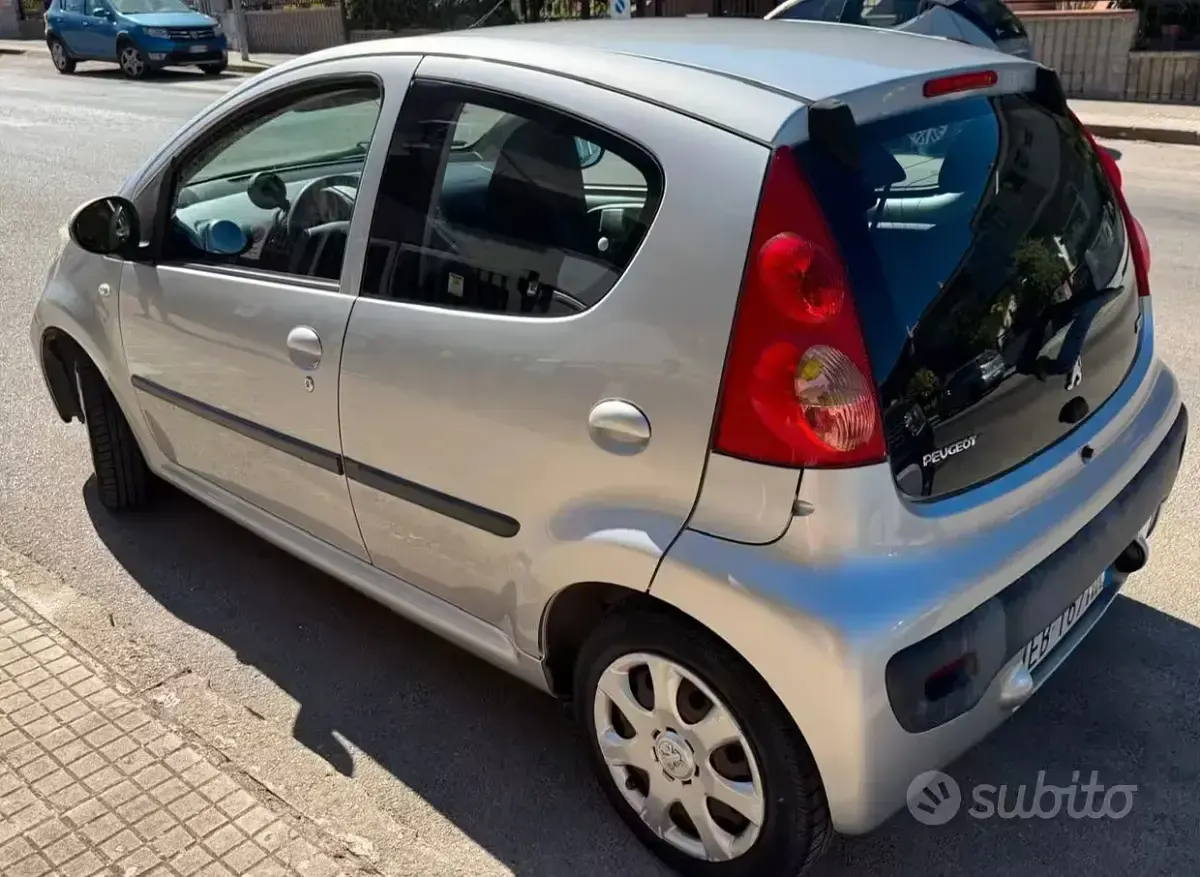 Usata Peugeot 107 68 CV (50 kW) 2010 Grigio Utilitaria