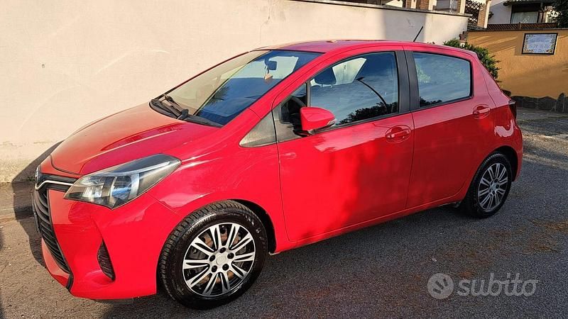 Usata Toyota Yaris 69 CV (50 kW) 2015 Rosso Utilitaria
