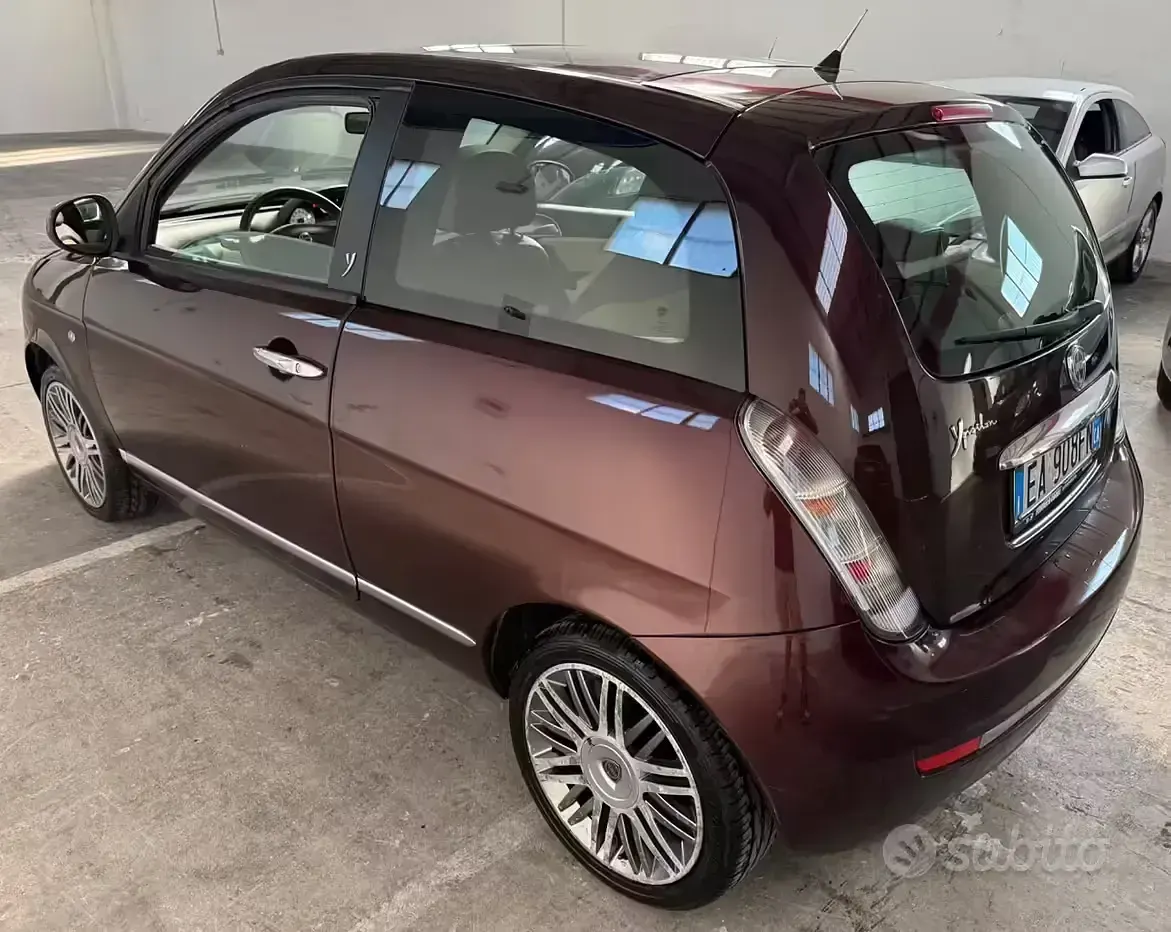 Usata Lancia Ypsilon 60 CV (44 kW) 2009 Viola Utilitaria