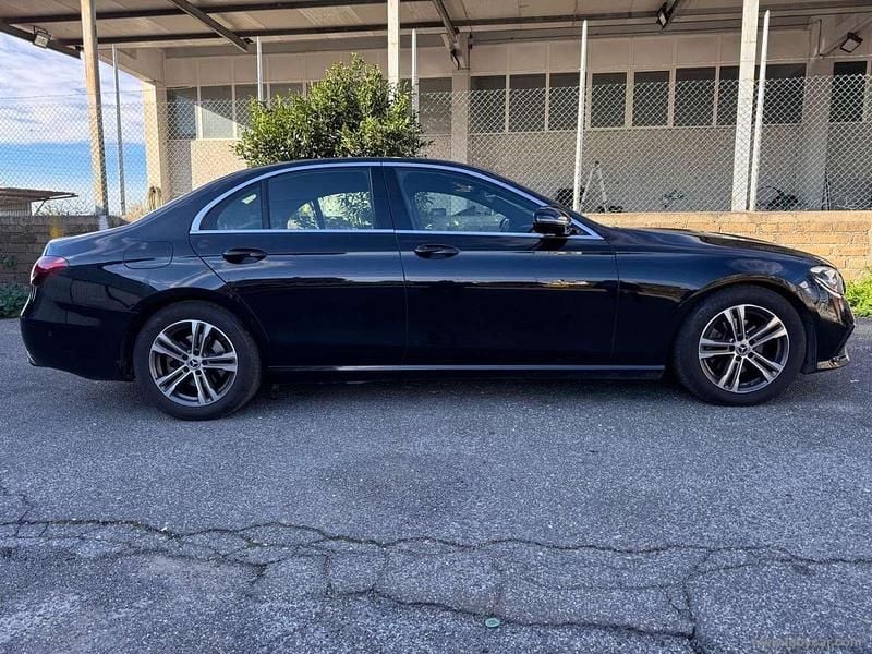 Usata Mercedes E220 Business 200 CV (147 kW) 2022 Nero ossidiana Berlina