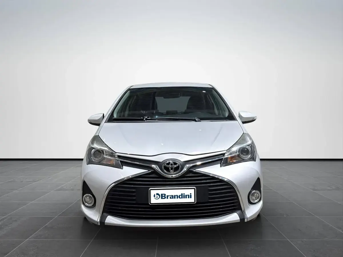 Usata Toyota Yaris Active 69 CV (50 kW) 2016 Grigio Utilitaria