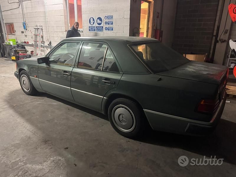 Usata Mercedes E200 122 CV (89 kW) 1992 Verde Berlina