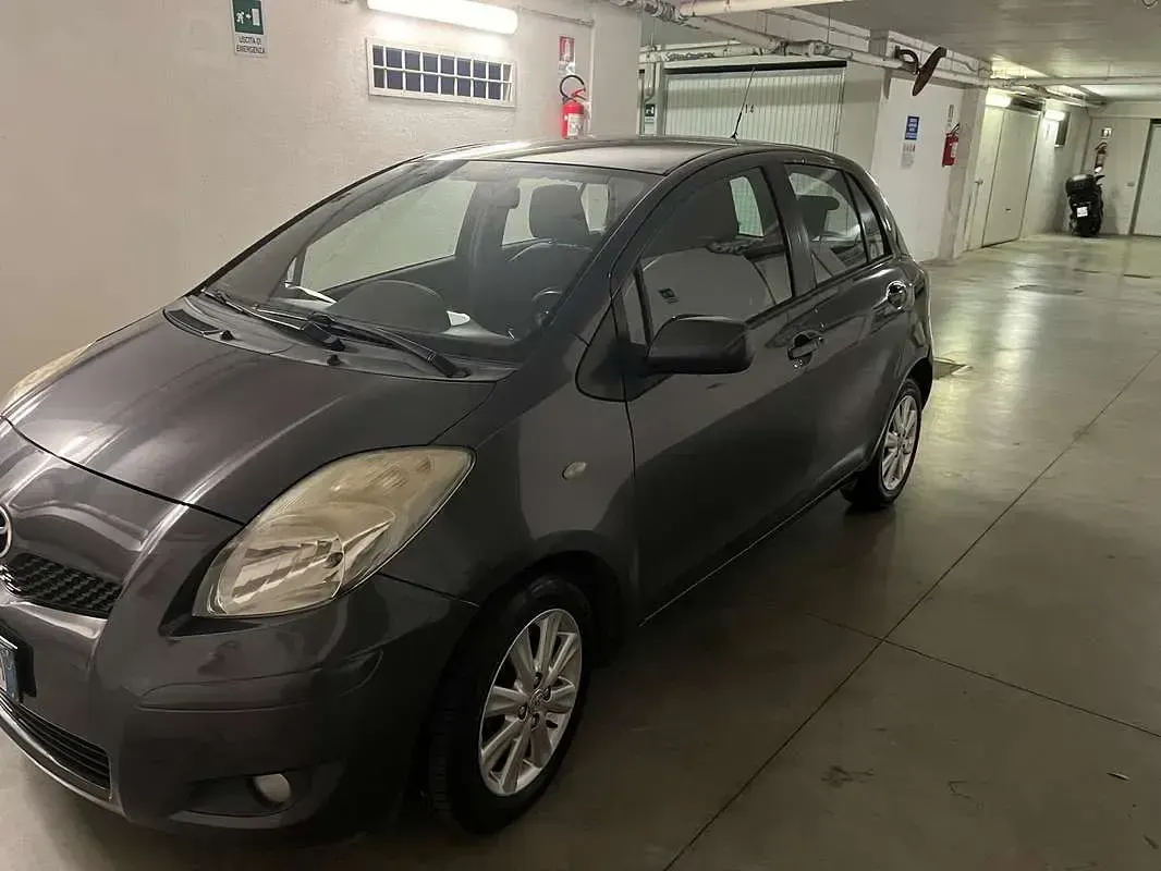 Usata Toyota Yaris Sol 90 CV (66 kW) 2009 Grigio Utilitaria