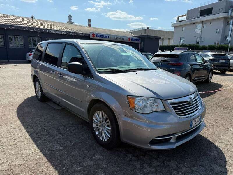 Usata Lancia Voyager 177 CV (130 kW) 2015 Grigio metallizzato Monovolume