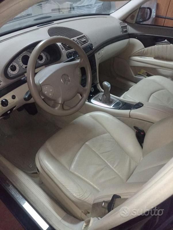 Usata Mercedes E220 136 CV (100 kW) 2004 Blu Berlina