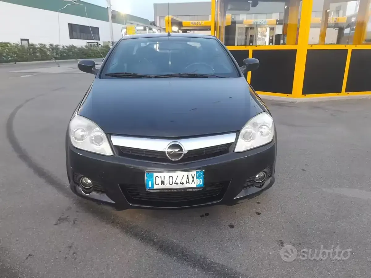 Usata Opel Tigra Edition 90 CV (66 kW) 2005 Nero Cabrio