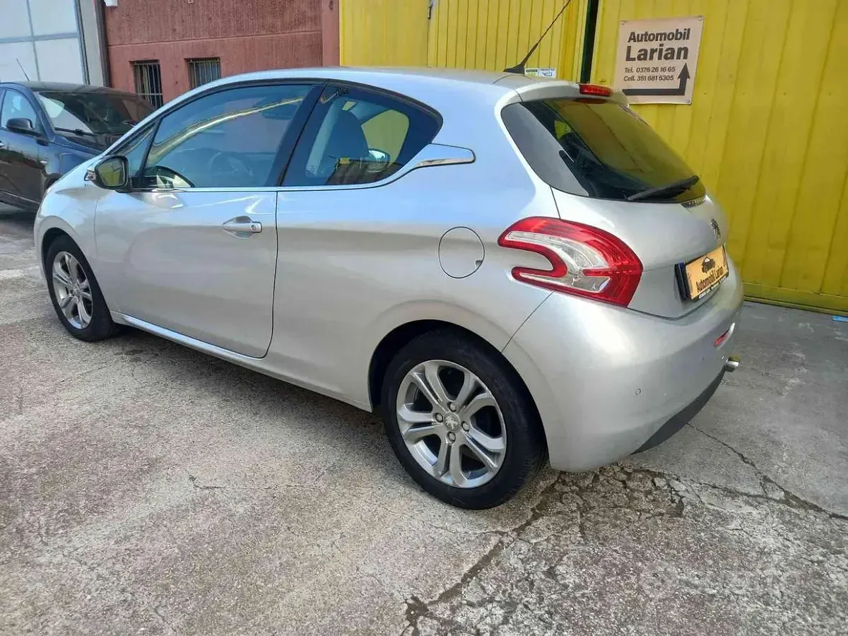 Usata Peugeot 208 Allure 82 CV (60 kW) 2014 Grigio Utilitaria