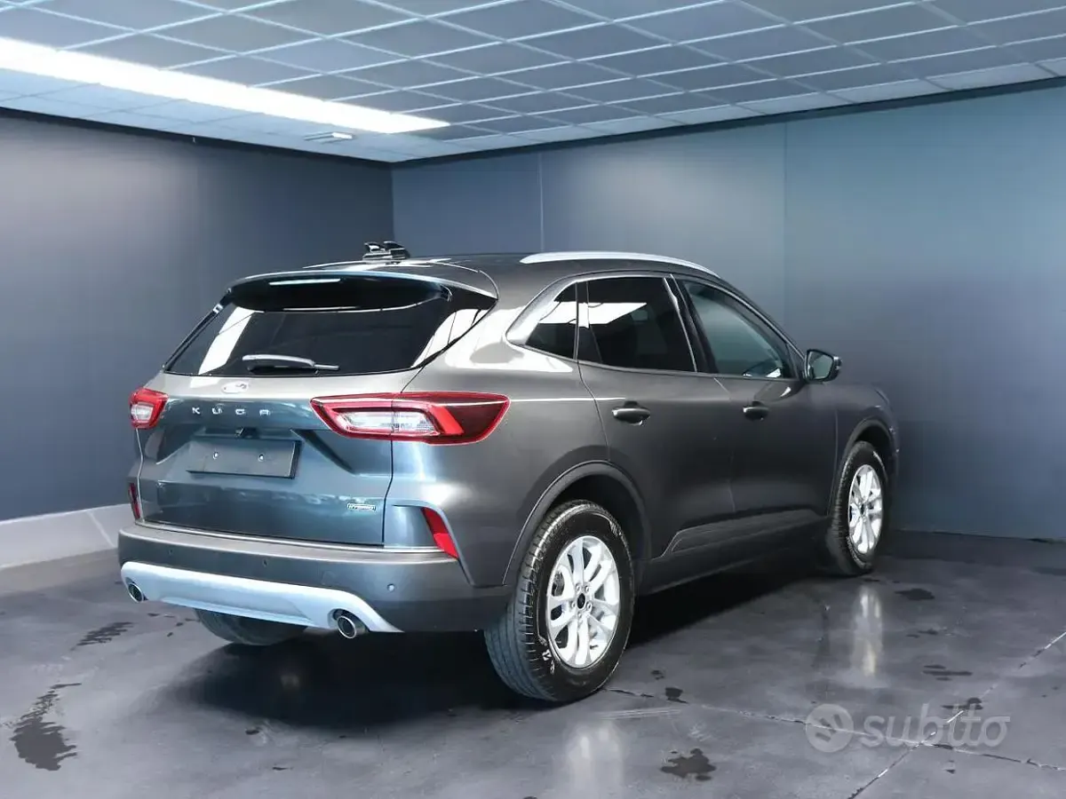 Usata Ford Kuga Titanium 179 CV (131 kW) 2025 Grigio SUV