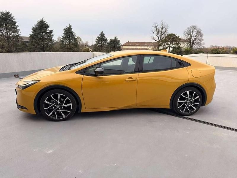 Usata Toyota Prius Lounge 151 CV (111 kW) 2025 Mustard Utilitaria
