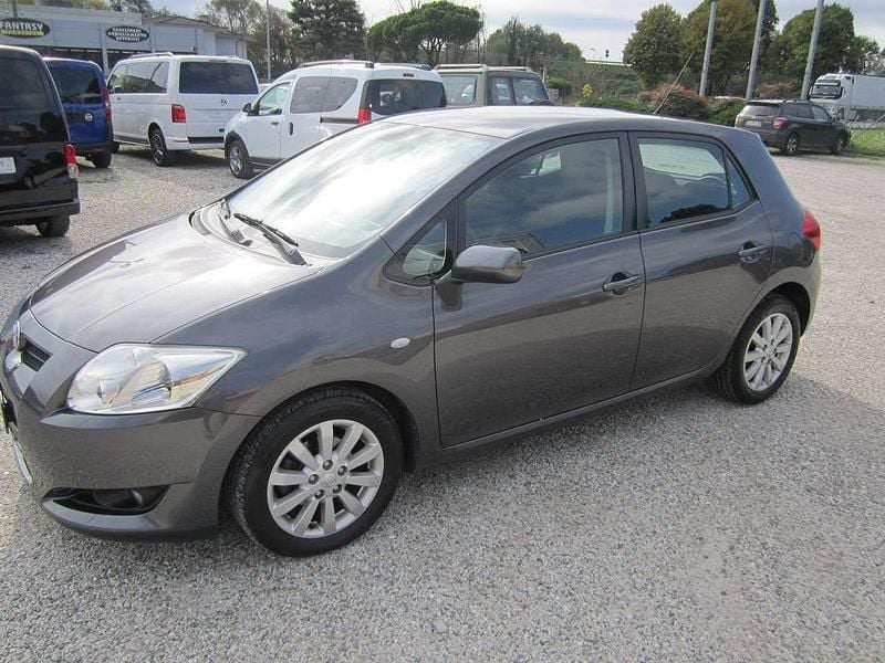 Grigio Usata 2008 Toyota Auris Tre volumi | 3500 € (Buon prezzo) - Immagine 1/4