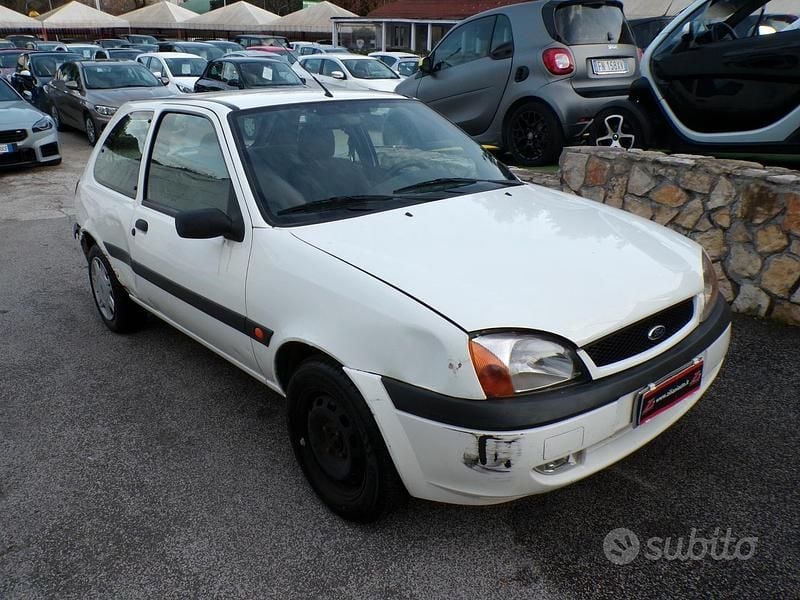Usata Ford Fiesta 74 CV (54 kW) 2002 Bianco Berlina