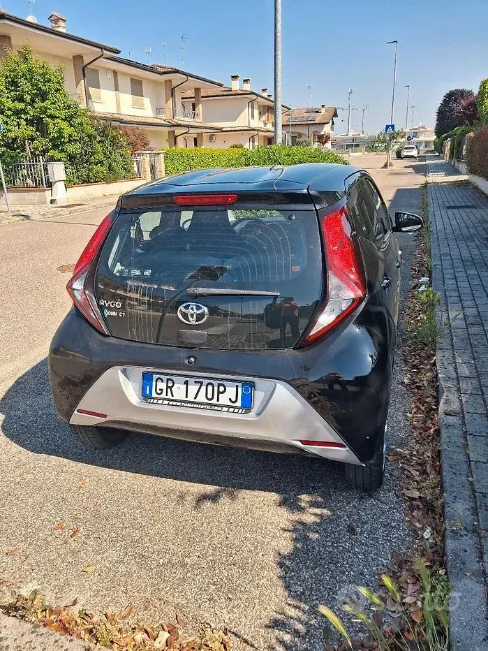 Usata Toyota Aygo 72 CV (52 kW) 2021 Nero Utilitaria