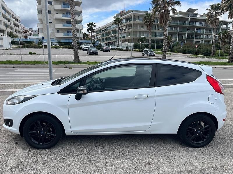 Usata Ford Fiesta 75 CV (55 kW) 2015 Bianco Berlina
