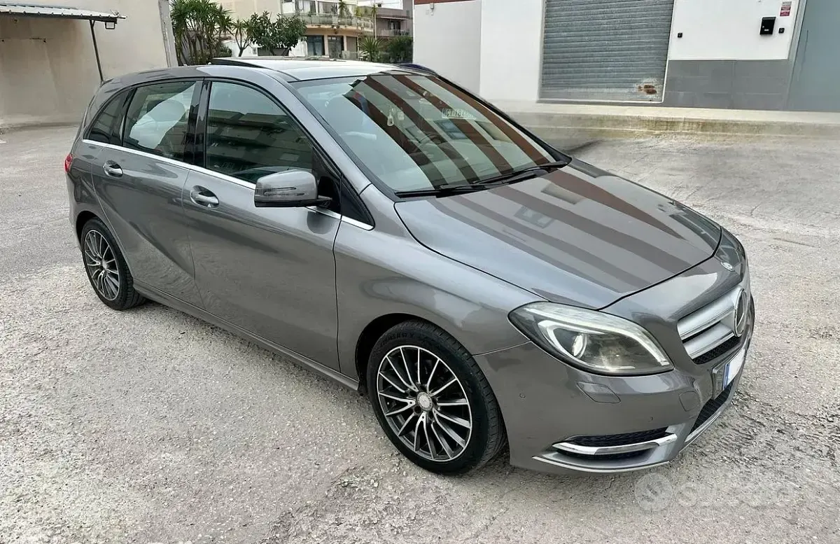 Usata Mercedes B200 Premium 156 CV (114 kW) 2012 Grigio Utilitaria