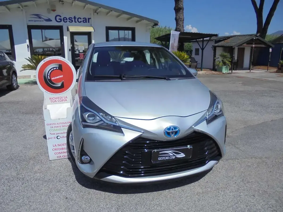 Usata Toyota Yaris Hybrid Business Edition 73 CV (53 kW) 2019 Argento Berlina
