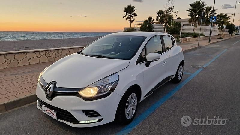 Bianco Usata 2018 Renault Clio IV Business Tre volumi | 8800 € (Buon prezzo) - Immagine 1/4