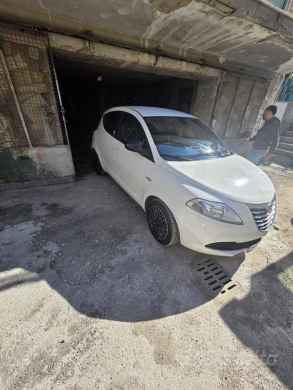 Usata Lancia Ypsilon 69 CV (50 kW) 2015 Bianco Utilitaria