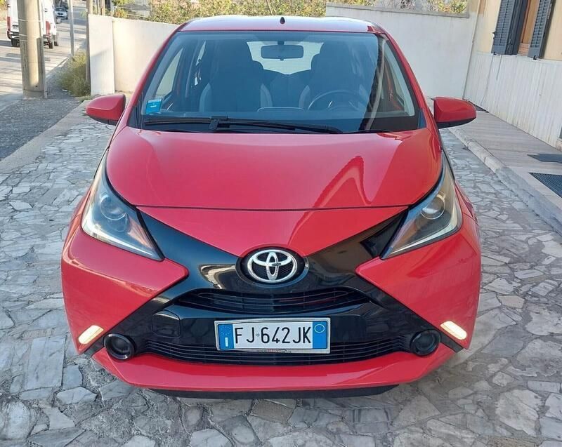 Usata Toyota Aygo Business Edition 69 CV (50 kW) 2017 Rosso Utilitaria