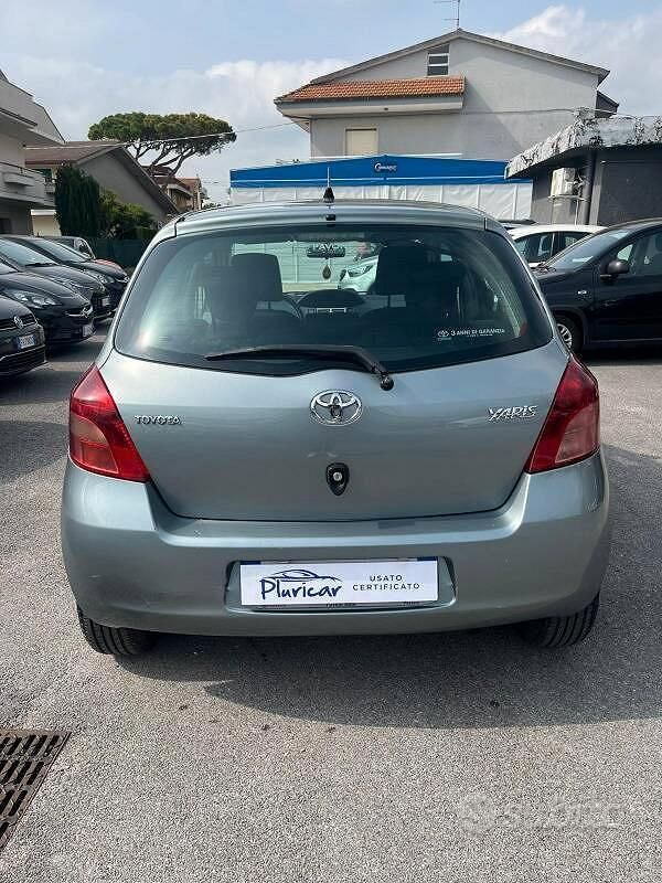 Begagnad Toyota Yaris Sol 69 HK (50 kW) 2007 Grå Halvkombi