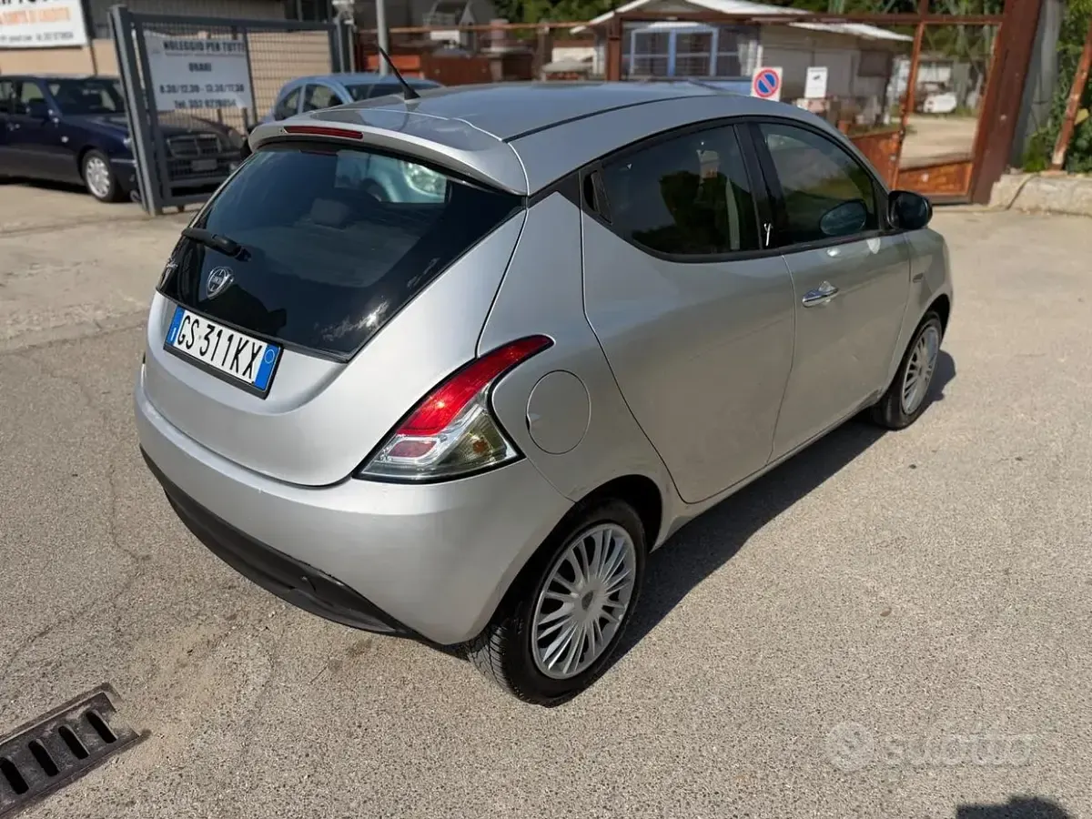 Usata Lancia Ypsilon Silver 85 CV (62 kW) 2014 Grigio Utilitaria