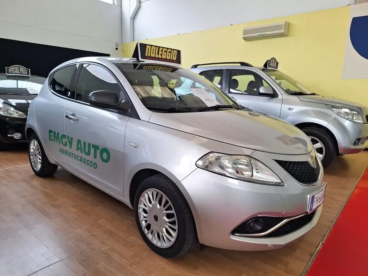 Usata Lancia Ypsilon Gold 69 CV (50 kW) 2017 Argento Utilitaria