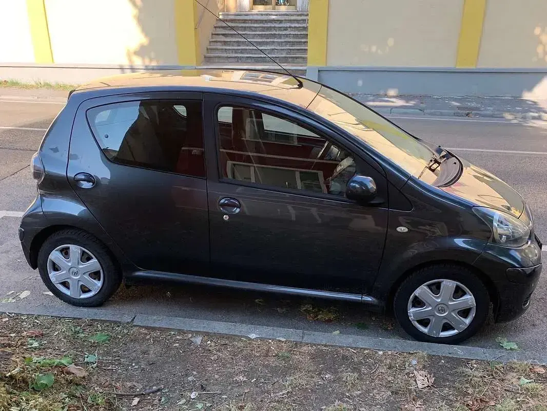 Usata Toyota Aygo Sol 68 CV (50 kW) 2010 Grigio Utilitaria