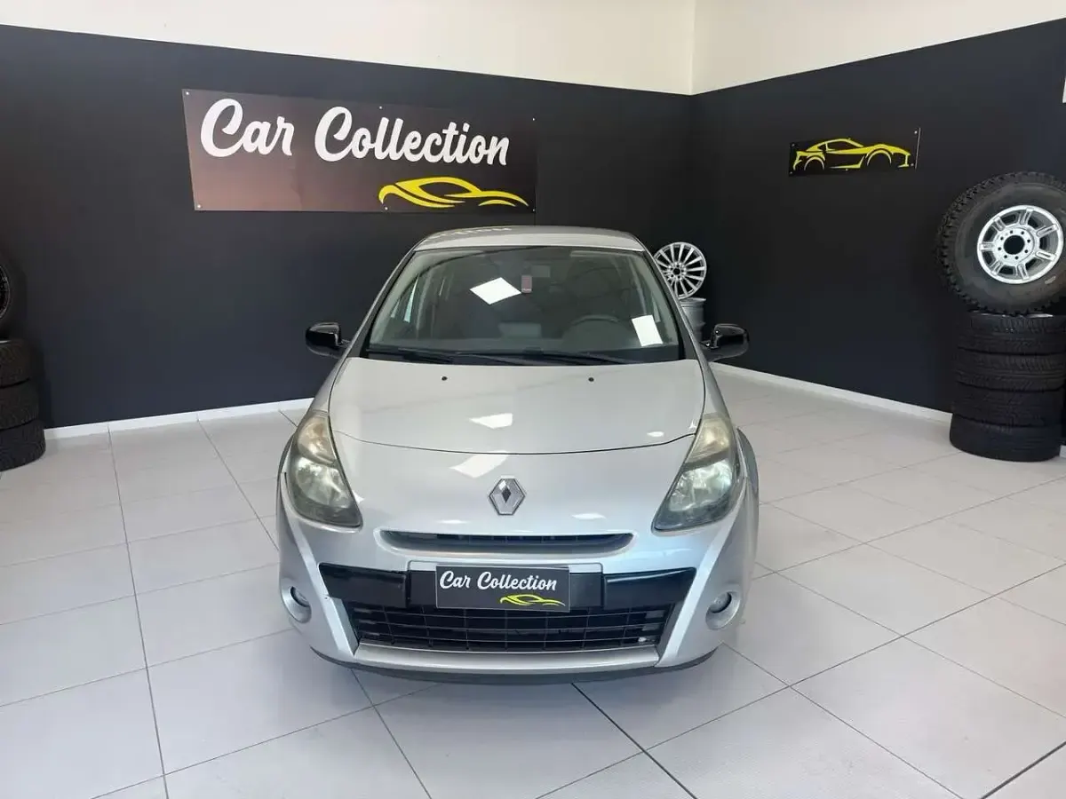 Usata Renault Clio III 75 CV (55 kW) 2010 Argento Berlina