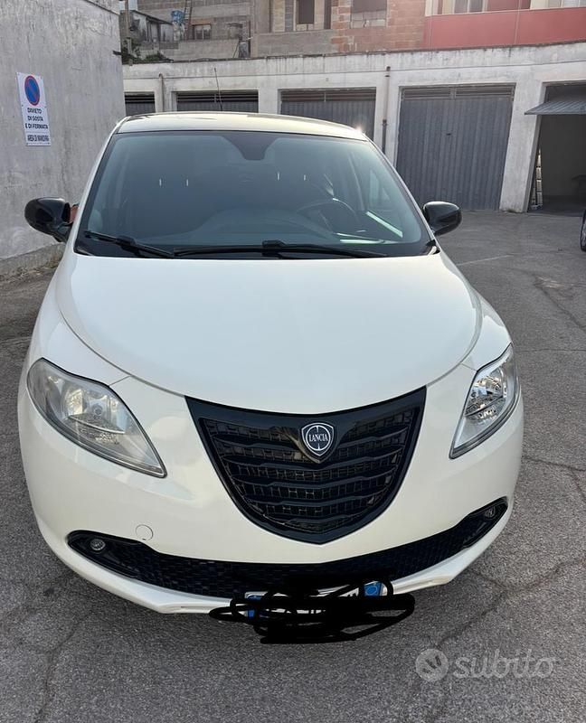 Usata Lancia Ypsilon 95 CV (69 kW) 2015 Bianco Utilitaria