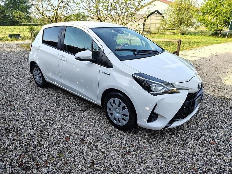 Usata Toyota Yaris Hybrid Style 73 CV (53 kW) 2018 Bianco Berlina