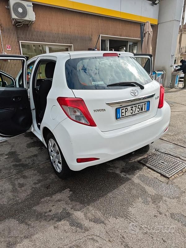 Usata Toyota Yaris Active 69 CV (50 kW) 2013 Bianco Utilitaria