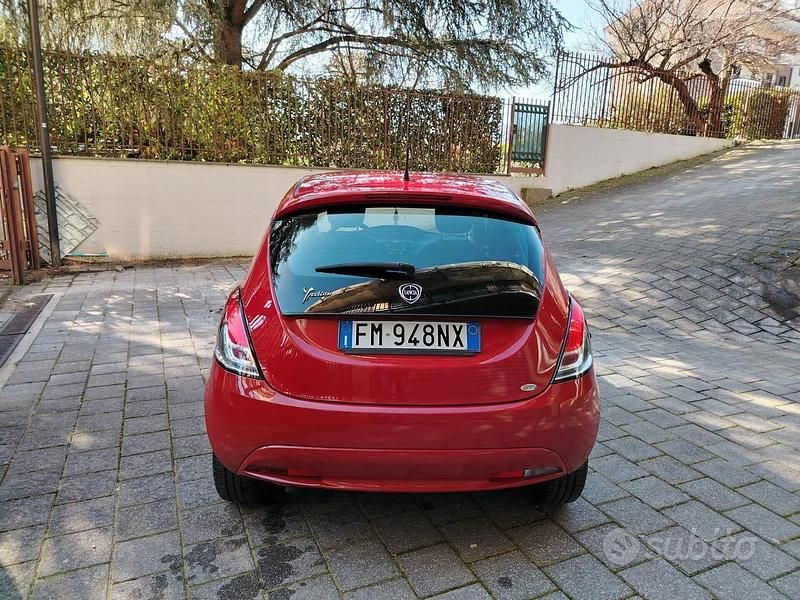 Usata Lancia Ypsilon Gold 69 CV (50 kW) 2018 Rosso Utilitaria