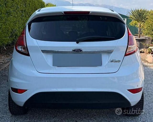Usata Ford Fiesta 75 CV (55 kW) 2015 Bianco Utilitaria
