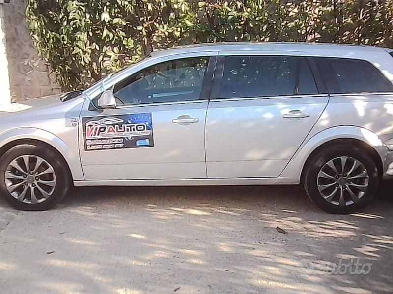 Usata Opel Astra Edition 110 CV (80 kW) 2010 Grigio Station wagon