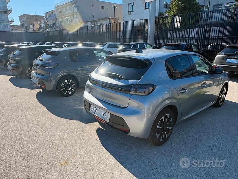 Usata Peugeot 208 Allure 101 CV (74 kW) 2025 Nero Utilitaria