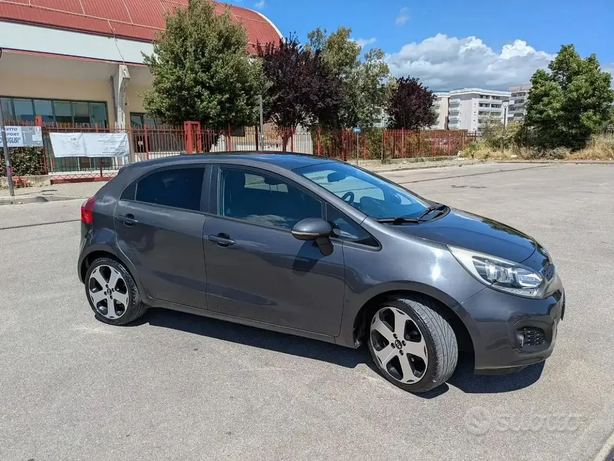Usata Kia Rio 75 CV (55 kW) 2014 Grigio Berlina