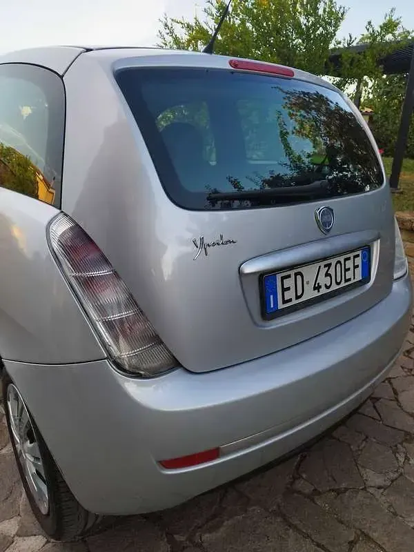 Usata Lancia Ypsilon 75 CV (55 kW) 2010 Argento Utilitaria