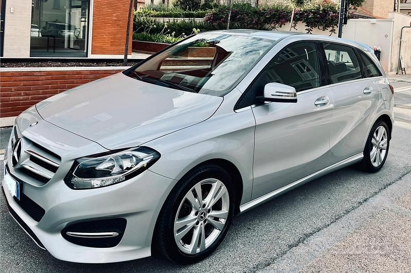 Grigio Usata 2016 Mercedes B160 Monovolume | 12.300 € (Buon prezzo) - Immagine 1/4