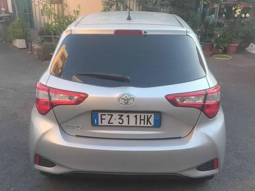 Usata Toyota Yaris Cool 72 CV (52 kW) 2019 Grigio Berlina