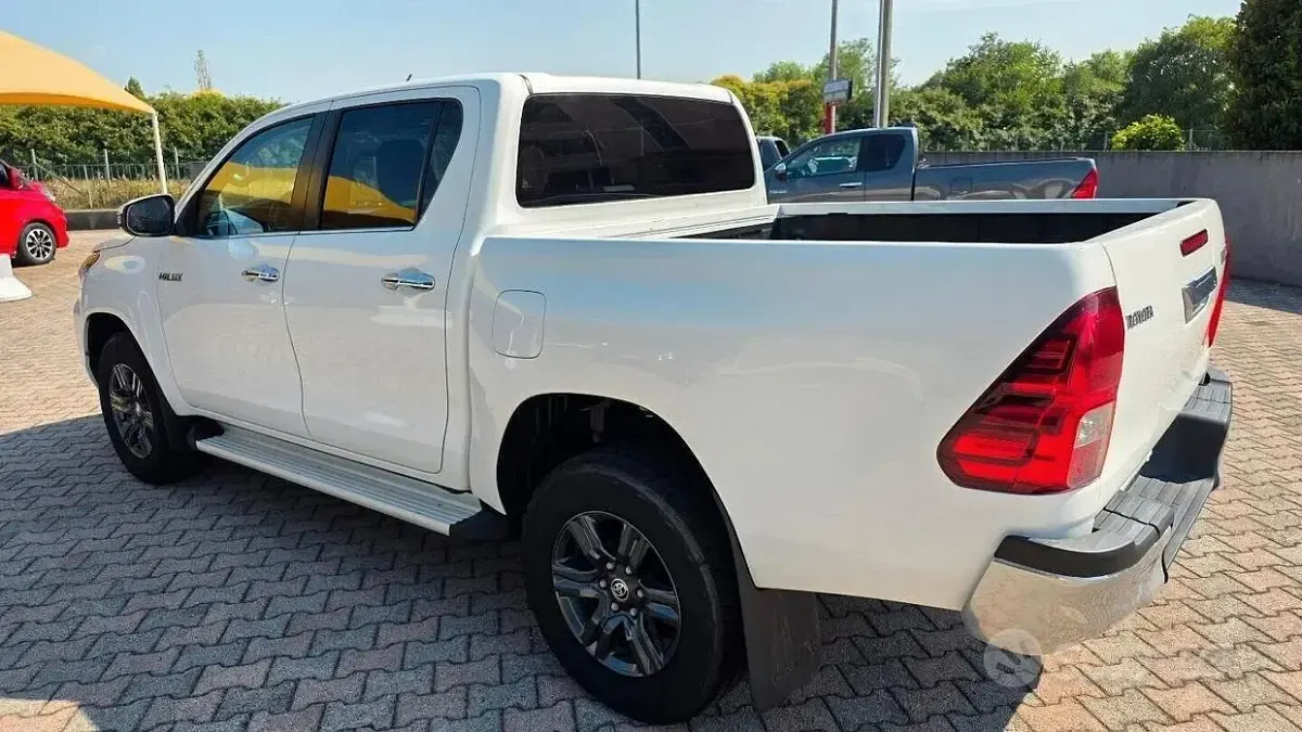 Usata Toyota HiLux Lounge 150 CV (110 kW) 2021 Bianco Pick-up