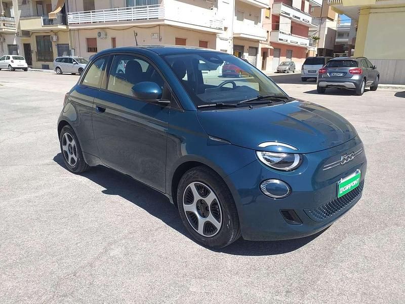 Blu/azzurro Usata 2021 Fiat 500e Passion Due volumi | 15.500 € (Buon prezzo) - Immagine 1/4
