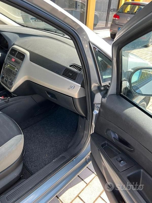 Usata Fiat Grande Punto 65 CV (47 kW) 2007 Grigio Utilitaria