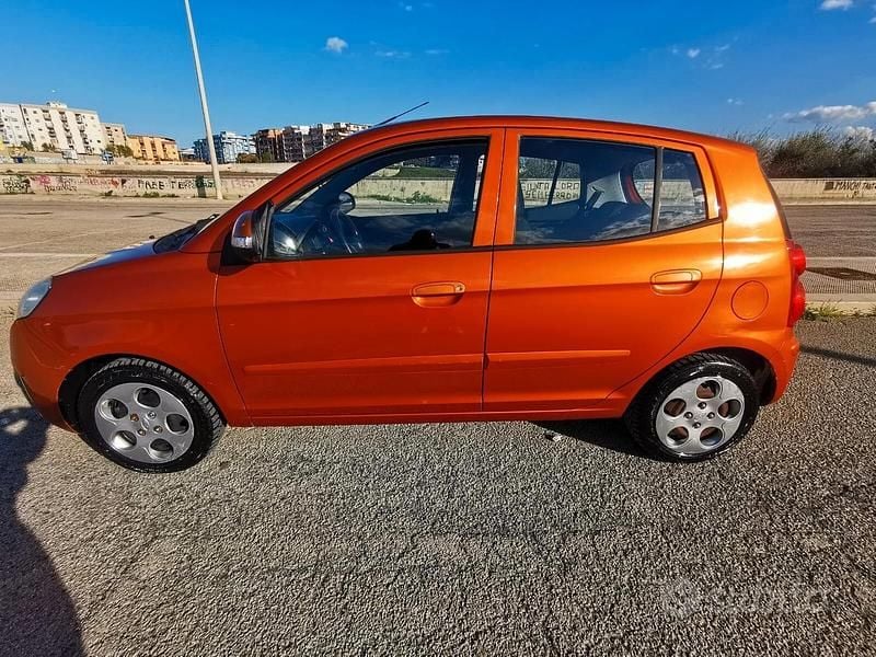 Usata Kia Picanto 65 CV (47 kW) 2010 Arancione Utilitaria