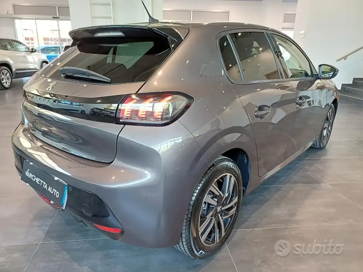 Usata Peugeot 208 Allure 102 CV (75 kW) 2023 Grigio Utilitaria