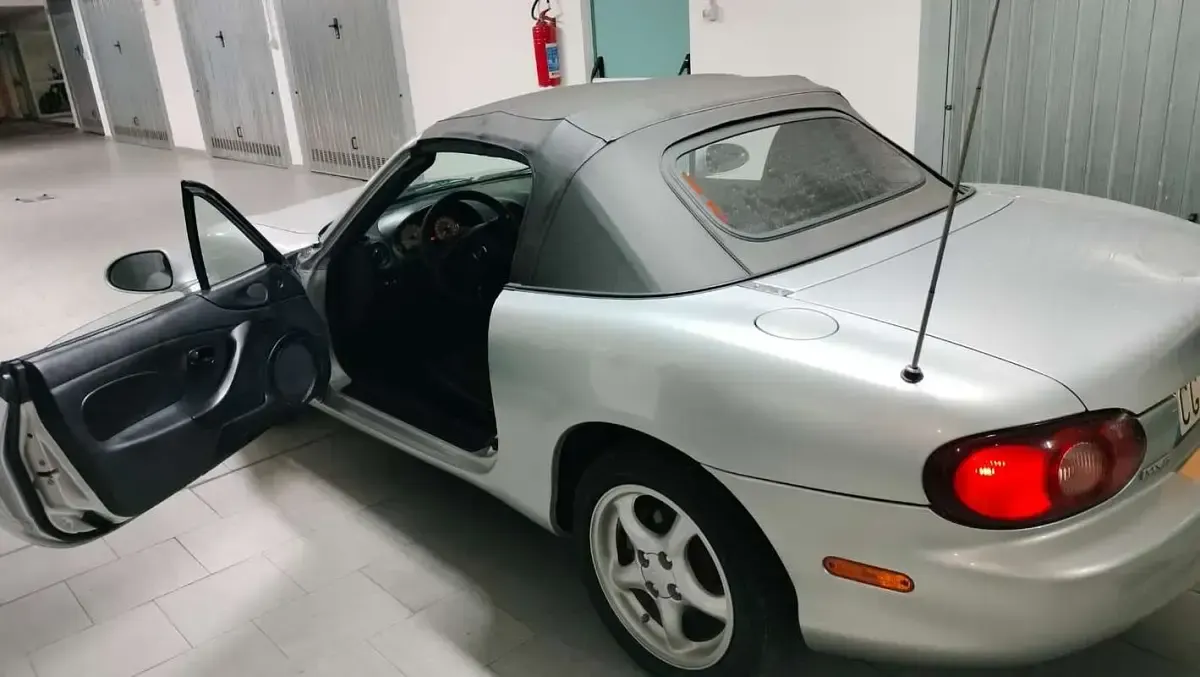 Usata Mazda MX5 110 CV (80 kW) 2003 Grigio Cabrio