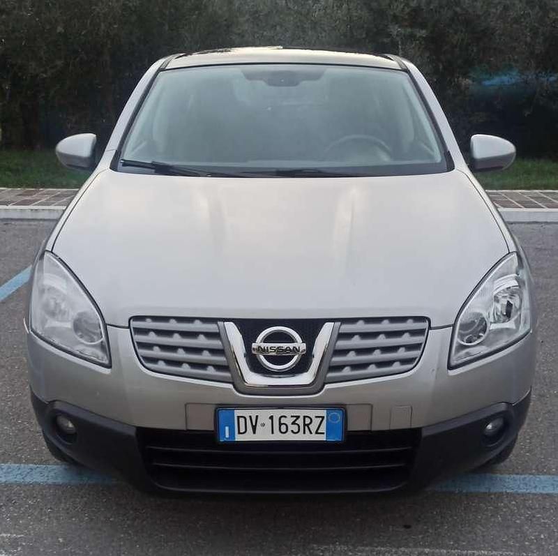 Argento Usata 2009 Nissan Qashqai +2 Tekna SUV | 4600 € (Buon prezzo) - Immagine 1/4